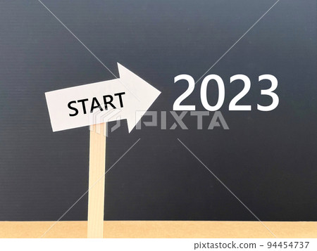 2023 lettered arrow signpost and START letter_black background 2023 lettered arrow signpost and START letter_black background 94454737