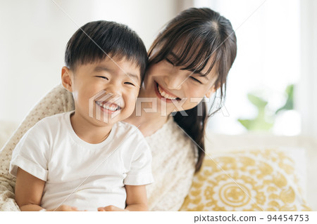 Smiling boy and mother/child-rearing image 94454753