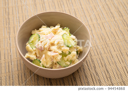 simple homemade potato salad 94454868