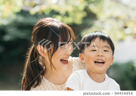 Smiling boy playing in the park and mother/child-rearing image Smiling boy playing in the park and mother/child-rearing image 94454954