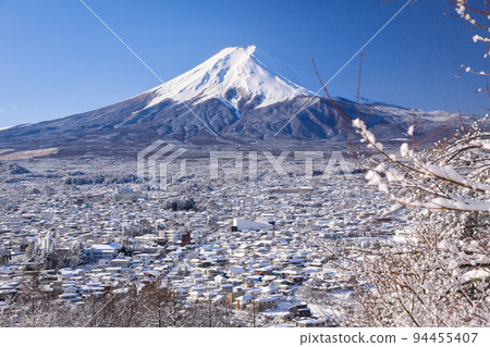 從雪中的新倉山淺間公園看到的富士山，山梨縣富士吉田市 94455407
