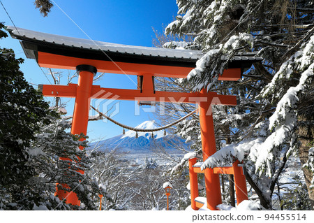 Mt. Fuji seen from Arakurayama Sengen Park in the snow, Fujiyoshida City, Yamanashi Prefecture 94455514
