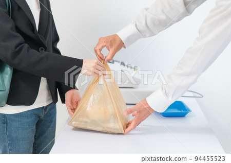 A woman who buys lunch and a convenience store clerk 94455523