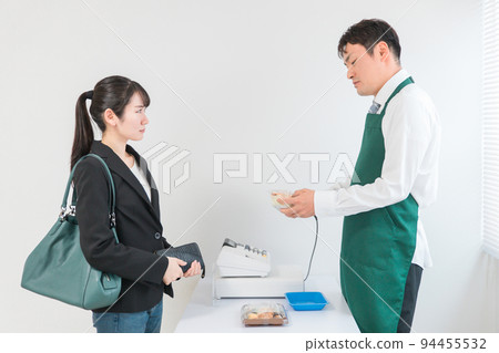 A woman buying a lunch box and a convenience store clerk with a bad attitude (scan) 94455532
