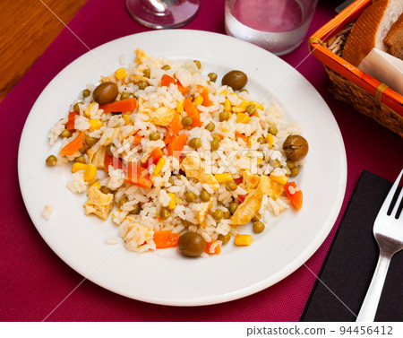 Rice salad with sliced omelette and vegetables 94456412