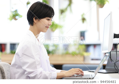 A female medical worker doing clerical work__1 94456481