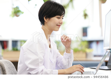 A female medical worker doing clerical work__2 94456486