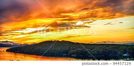 beautiful early morning sunrise on lake jocassee south carolina beautiful early morning sunrise on lake jocassee south carolina 94457129