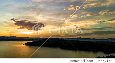 beautiful early morning sunrise on lake jocassee south carolina beautiful early morning sunrise on lake jocassee south carolina 94457132