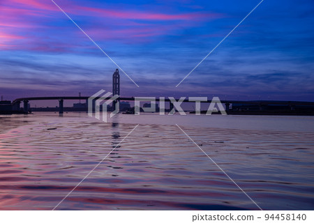 夏日早晨黎明的四日市港和一艘有起重機的船從稻葉港線下經過 夏日早晨黎明的四日市港和一艘有起重機的船從稻葉港線下經過 94458140