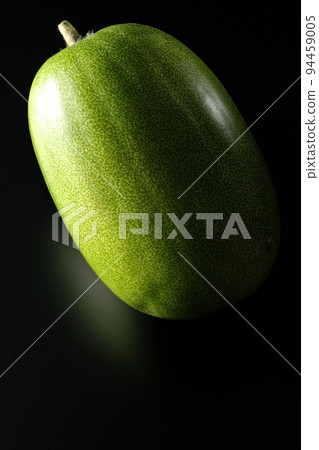 在黑色背景下拍攝冬瓜 94459005