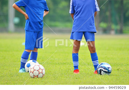 球員在比賽之間的中場休息時練習 球員在比賽之間的中場休息時練習 94459029