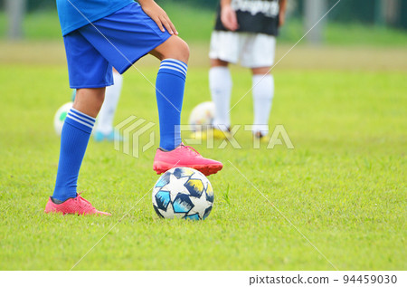 球員在比賽之間的中場休息時練習 94459030