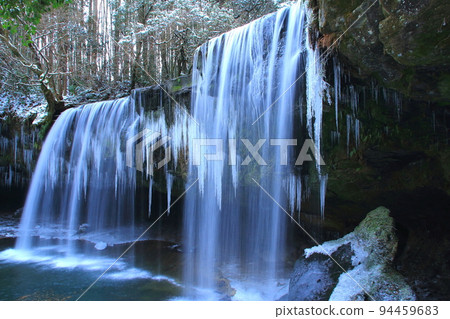 Nabegataki Falls in midwinter (Oguni Town, Kumamoto Prefecture) 94459683
