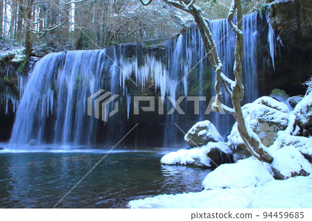 仲冬的鍋瀑布（熊本縣小國町） 94459685