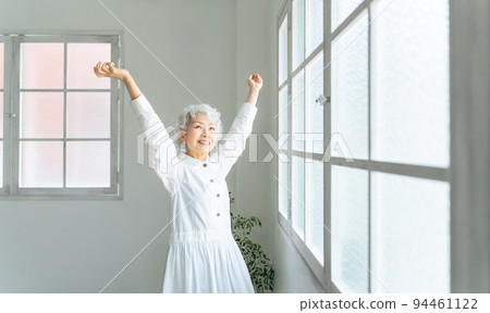 refreshing senior woman portrait 94461122