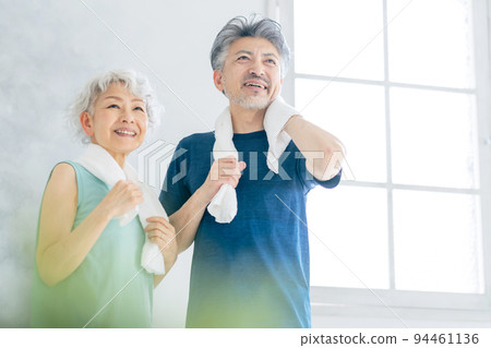 老年男女用毛巾擦汗 活躍的老年人 老年男女用毛巾擦汗 活躍的老年人 94461136