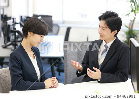 Coaching_Male manager who tells a female subordinate a bad evaluation_2 94462991