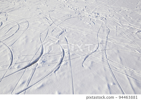 Skate tracks on ice with snowy snow. Winter background. 94463881