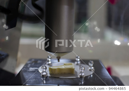 The metal chocolate machine draws chocolate 3d goods. The metal chocolate machine draws chocolate 3d goods. 94464865