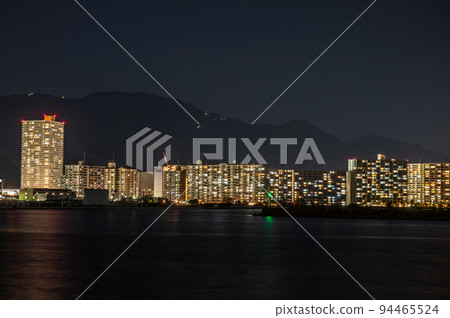 晚上從琵琶湖大津港看到的燈火通明的公寓 94465524