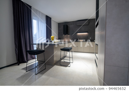 Cozy dining area in a modern studio flat Cozy dining area in a modern studio flat 94465632