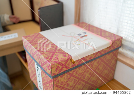 Decorate the hina dolls. Put away the dolls. 94465802