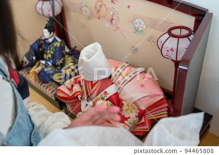 Decorate the hina dolls. Put away the dolls. 94465808