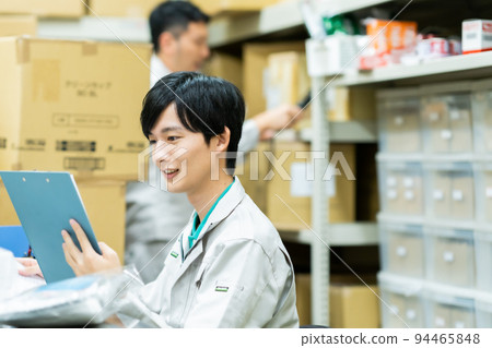 一個年輕人在後院管理庫存 一個年輕人在後院管理庫存 94465848