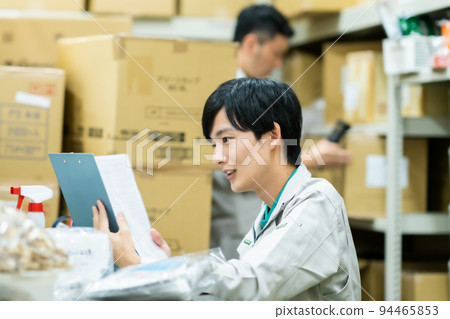一個年輕人在後院管理庫存 94465853