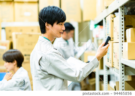 一個年輕人在後院管理庫存 94465856