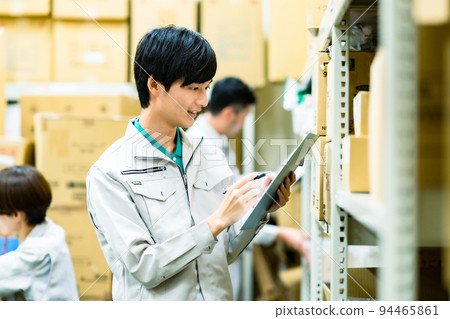 一個年輕人在後院管理庫存 94465861