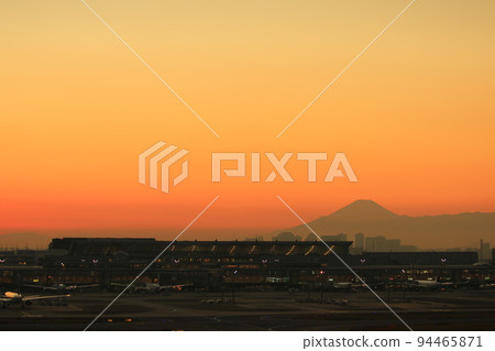 Sunset and sunset sky from Haneda Airport 94465871