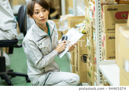 A woman in work clothes who manages inventory 94465874