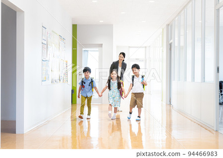 New first year students going to and from school Photographing cooperation: Japanese language school attached to Chuo Institute of Technology 94466983
