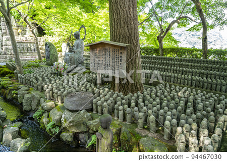 [神奈川縣]綠樹環繞的長谷寺內排列著許多地藏像 94467030