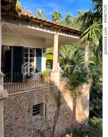 beautiful garden in Mallorca 94467372