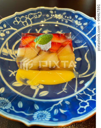 Sweetness that traps fruits such as strawberries in jelly 94467891