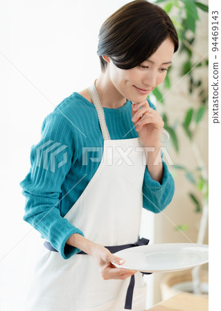 一個女人準備飯菜 94469143