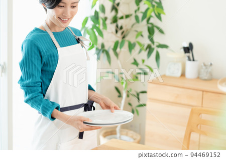 A woman preparing meals 94469152