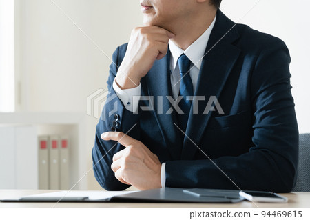 Middle-aged and elderly men who are worried in the office 94469615