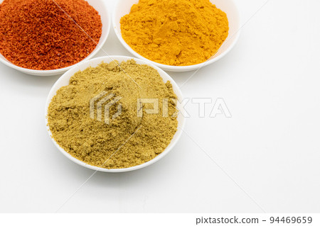 咖哩中使用的香料 小盤子中的香料粉 咖哩中使用的香料 小盤子中的香料粉 94469659