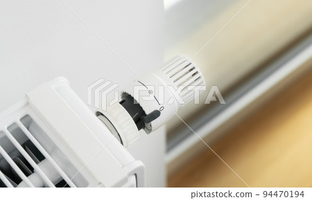The thermostat regulating the radiator temperature is set to the minimum value The thermostat regulating the radiator temperature is set to the minimum value 94470194