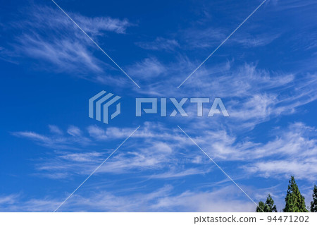 A refreshing autumn sky 94471202