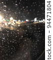 雨滴和夜景 94471804