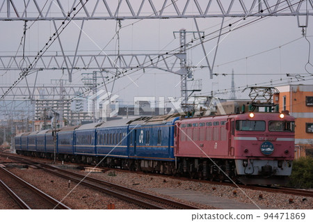 EF81-106 sleeper limited express "Nihonkai" being forwarded to the starting station, Osaka Station_2010/3/22 EF81-106 sleeper limited express "Nihonkai" being forwarded to the starting station, Osaka Station_2010/3/22 94471869
