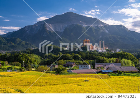《Saitama Prefecture》Terasaka Terraced Rice Fields and Mt. Buko, Chichibu in Autumn 94472025