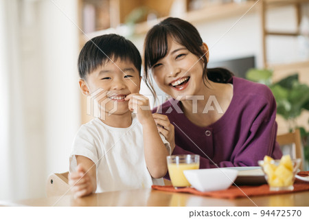 吃飯的父母和孩子/家庭的生活方式形象 94472570
