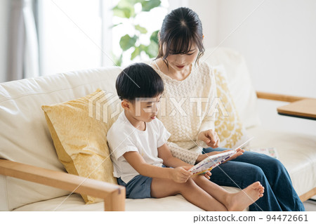 讀繪本、講故事的父母和孩子 94472661