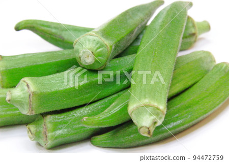 新鮮採摘的綠色秋葵 94472759